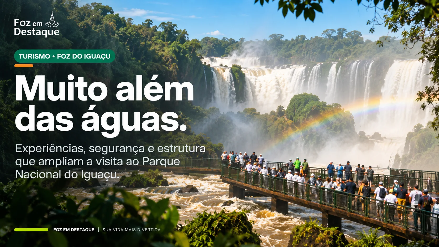 Visitantes em um mirante do Parque Nacional do Iguaçu observando o amanhecer sobre as quedas das Cataratas.